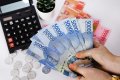 rupiah jebol - Ilustrasi pergerakan grafik nilai tukar rupiah terhadap dolar AS yang mengalami pelemahan signifikan di pasar keuangan.