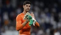 Courtois Absen - Thibaut Courtois saat menjalani sesi latihan bersama Real Madrid sebelum dikabarkan harus absen karena flu.