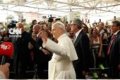 Paus Leo XIV - Paus Leo XIV saat meninggalkan rumah sakit di Roma untuk kembali ke Vatikan setelah menjalani operasi pengangkatan kanker paru.