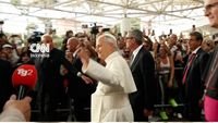 Paus Leo XIV - Paus Leo XIV saat meninggalkan rumah sakit di Roma untuk kembali ke Vatikan setelah menjalani operasi pengangkatan kanker paru.
