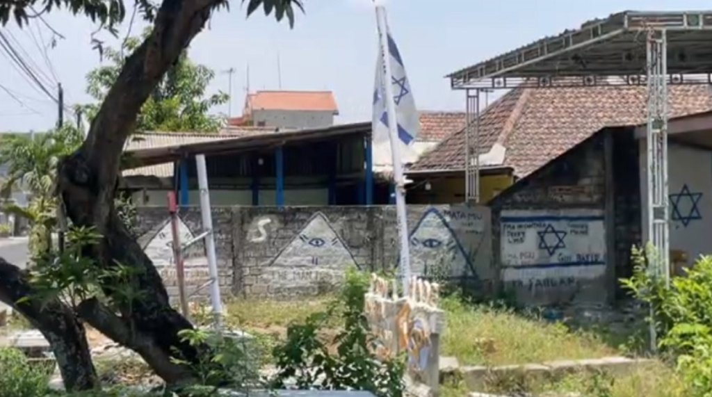 bendera israel - Ilustrasi peninjauan aparat keamanan di lokasi rumah warga yang memasang bendera israel dan simbol misterius.