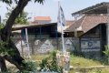 bendera israel - Ilustrasi peninjauan aparat keamanan di lokasi rumah warga yang memasang bendera israel dan simbol misterius.