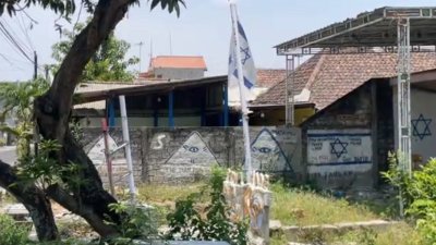 bendera israel - Ilustrasi peninjauan aparat keamanan di lokasi rumah warga yang memasang bendera israel dan simbol misterius.