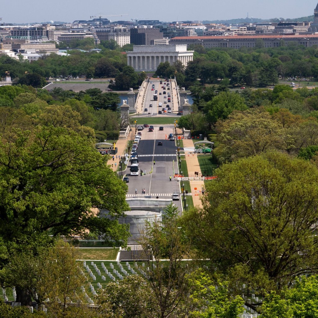monumen trump - Ilustrasi rencana pembangunan monumen trump yang memicu perdebatan hukum di Virginia dan Washington D.C.